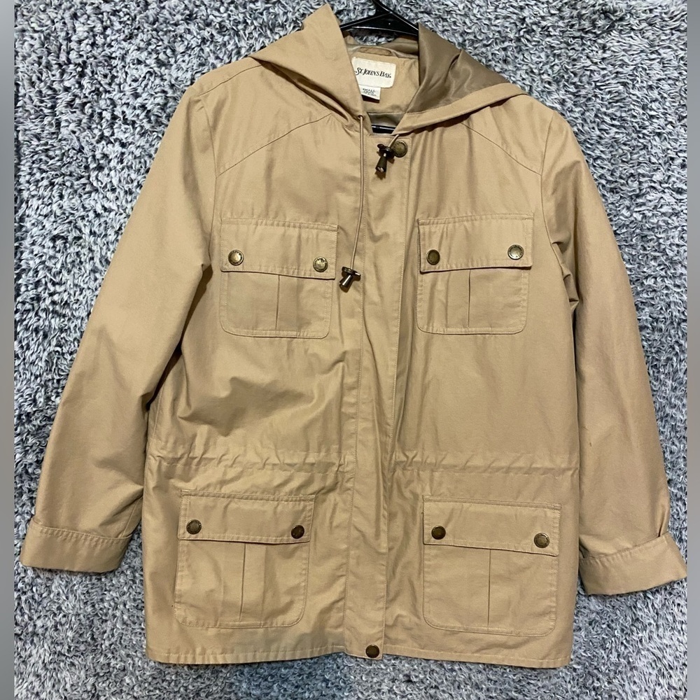 Women’s light Weight Tan Spring Coat Size Small in Excellent Used Condit…